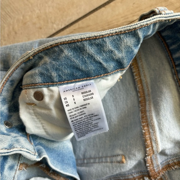 Light wash mom jeans - Picture 2 of 3